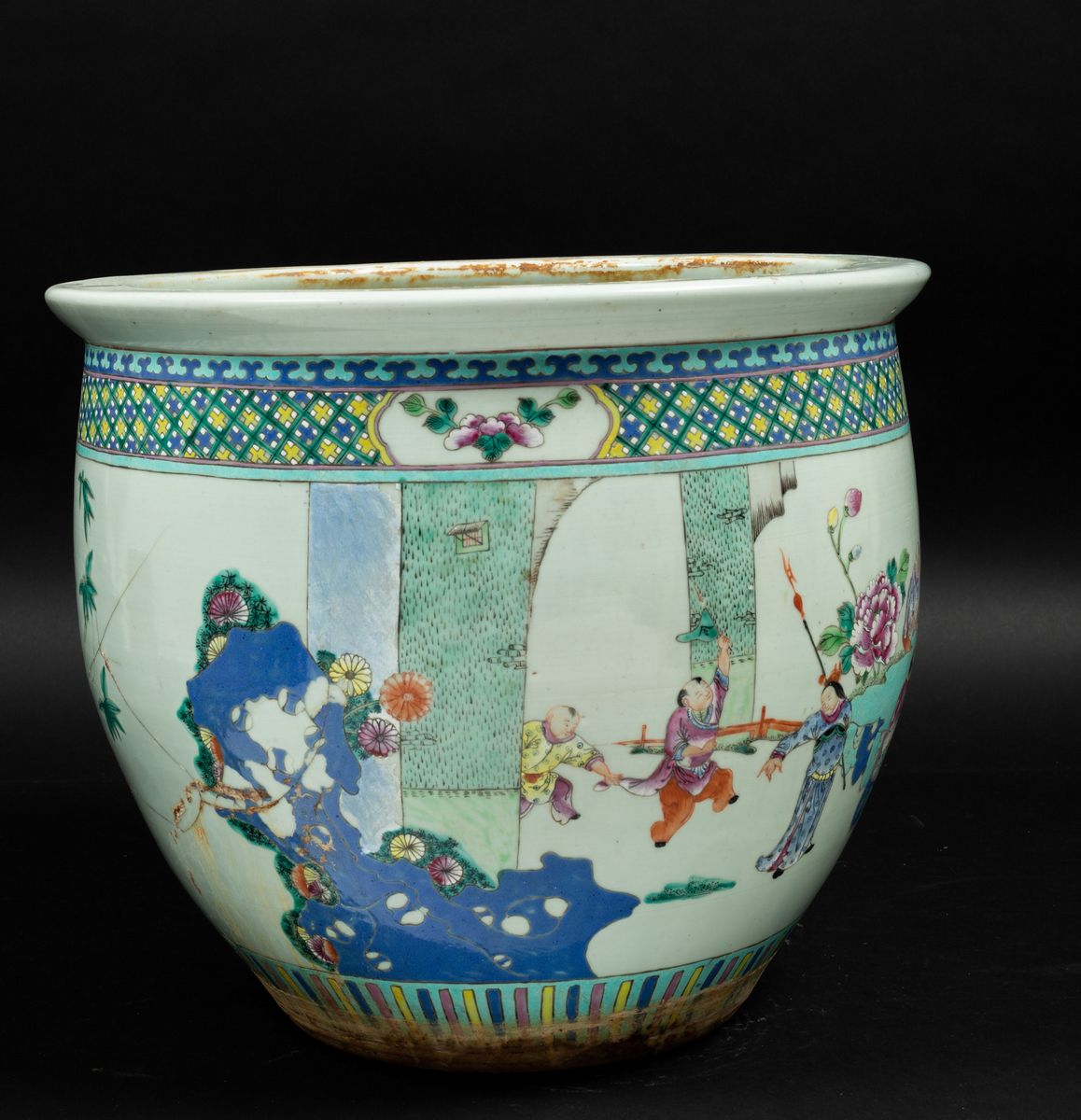 Cachepot in Porcellana Famiglia Rosa con Scene di Vita Comune e Decori Floreali Entro Riserve, Ci...