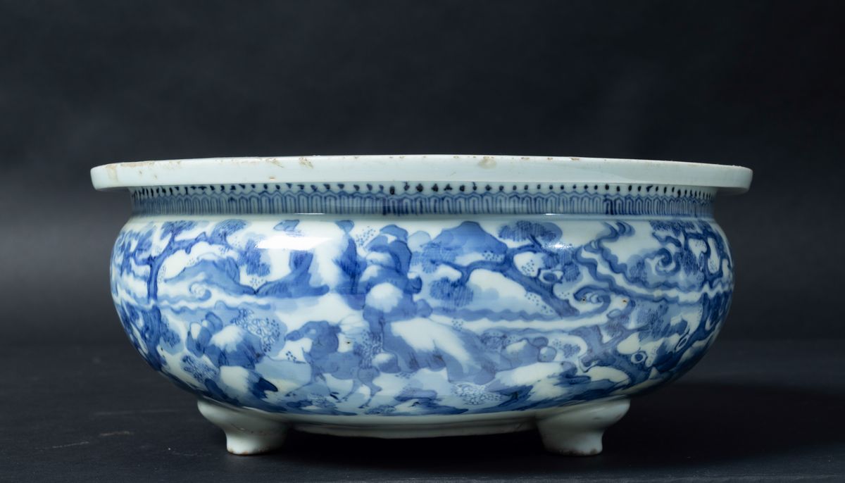 Incensiere Tripode in Porcellana Bianca e Blu con Paesaggio, Cina, Dinastia Qing, Epoca Shunzhi (...
