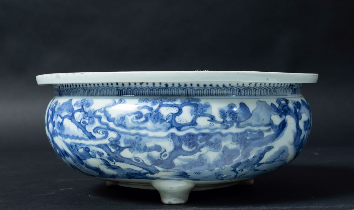 Incensiere Tripode in Porcellana Bianca e Blu con Paesaggio, Cina, Dinastia Qing, Epoca Shunzhi (...