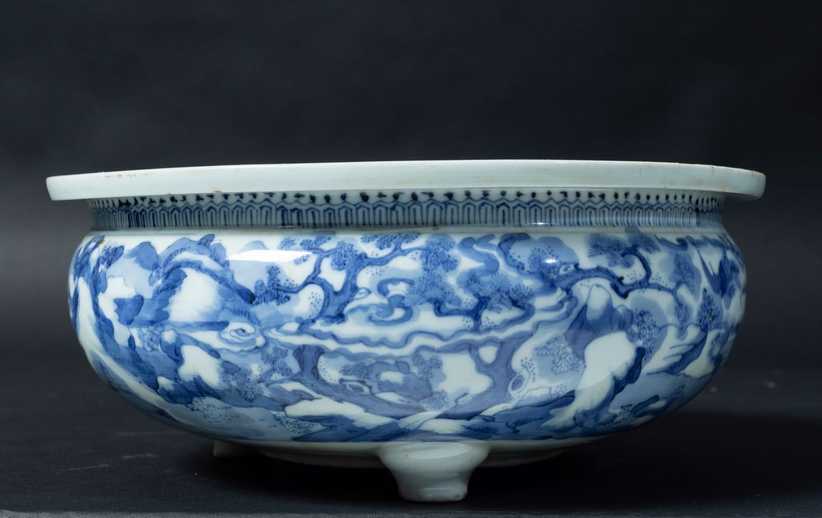 Incensiere Tripode in Porcellana Bianca e Blu con Paesaggio, Cina, Dinastia Qing, Epoca Shunzhi (...
