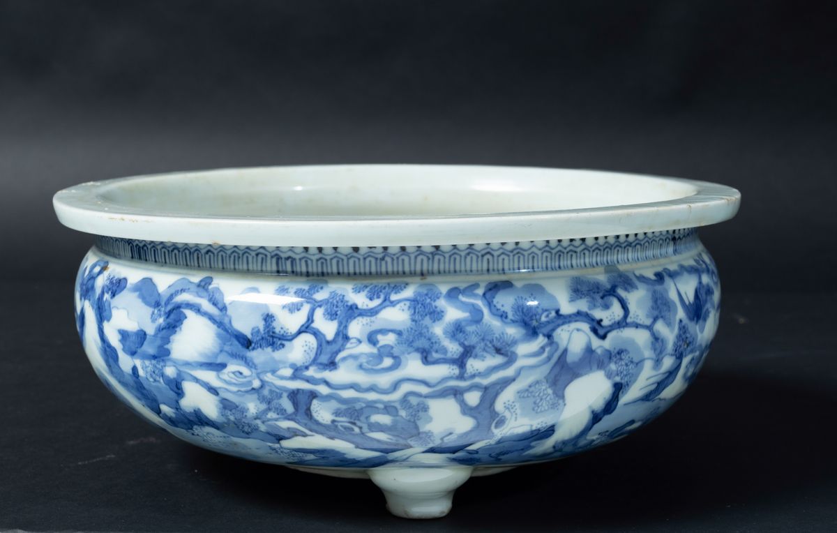 Incensiere Tripode in Porcellana Bianca e Blu con Paesaggio, Cina, Dinastia Qing, Epoca Shunzhi (...
