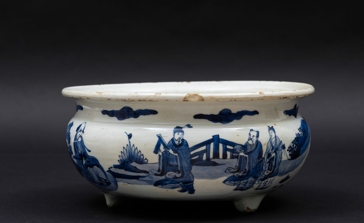 Vaso Globulare in Porcellana Bianca e Blu con Raffigurazioni di Saggi Entro Paesaggio, Cina, Dina...