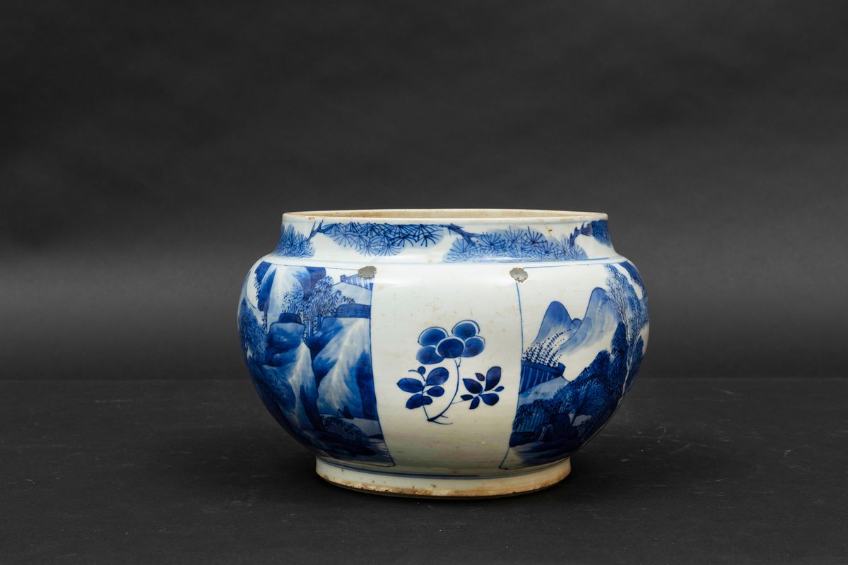 Vaso Globulare in Porcellana Bianca e Blu con Raffigurazioni di Scene di Vita Comune Entro Riserv...