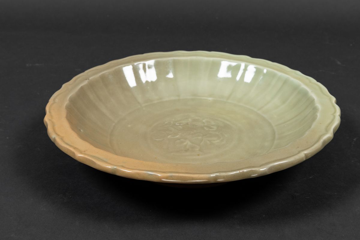Piatto in Porcellana Longquan Celadon con Decoro Floreale Centrale e Bordo Sagomato, Cina, Dinast...