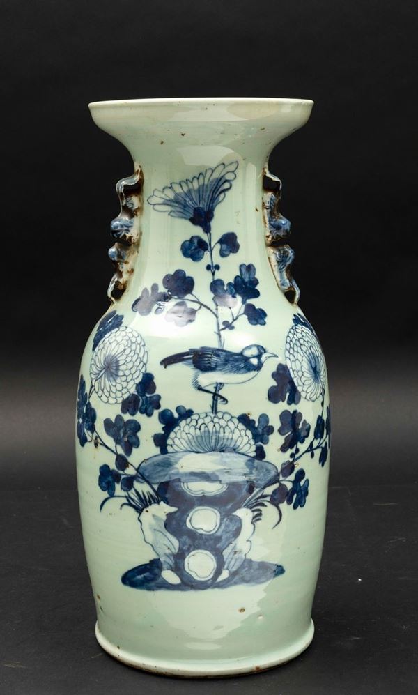 Vaso in porcellana bianca e blu con anse sagomate e decoro naturalistico, Cina, Dinastia Qing, fine XIX secolo