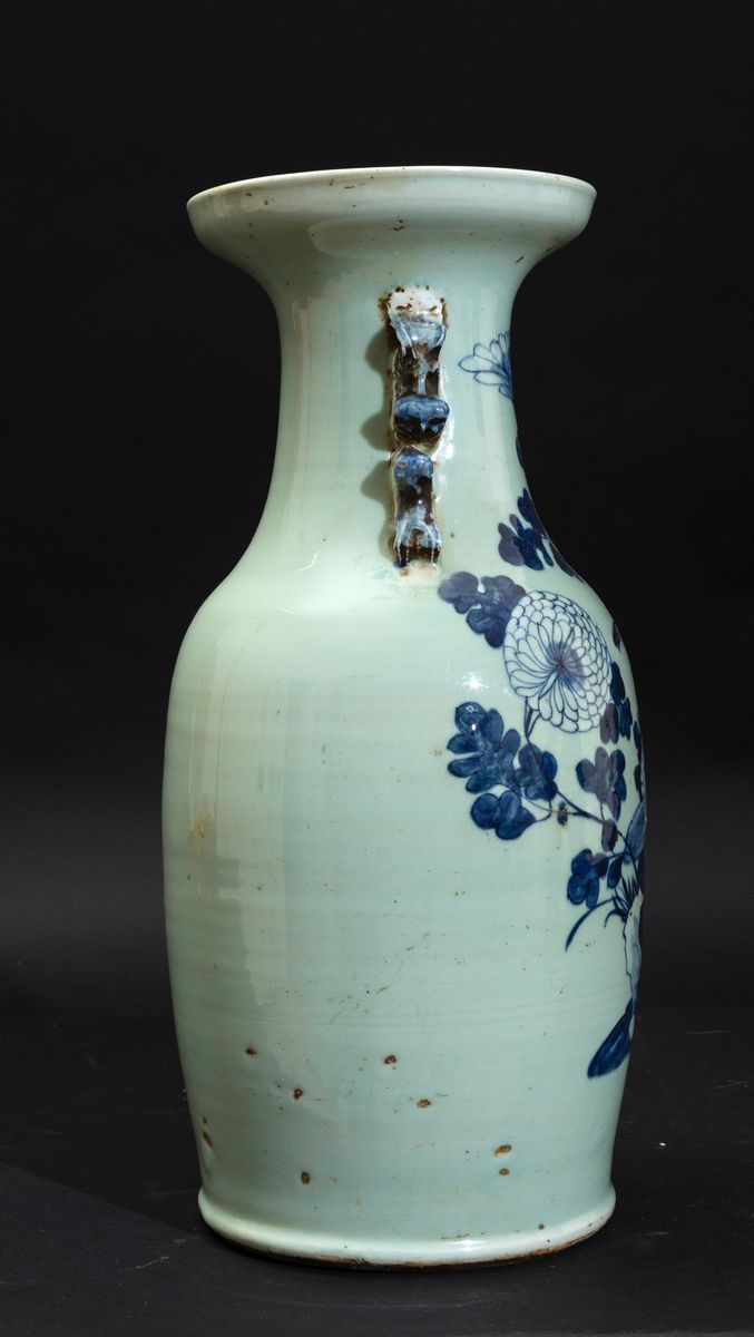 Vaso in Porcellana Bianca e Blu con Anse Sagomate e Decoro Naturalistico, Cina, Dinastia Qing, Fi...