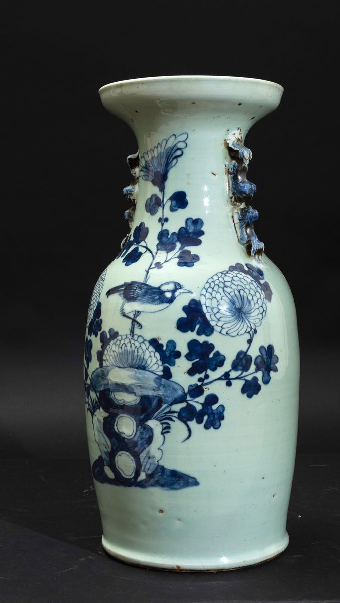 Vaso in Porcellana Bianca e Blu con Anse Sagomate e Decoro Naturalistico, Cina, Dinastia Qing, Fi...