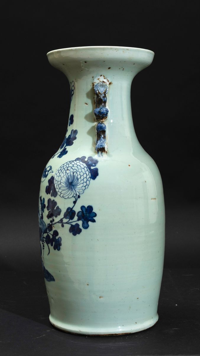 Vaso in Porcellana Bianca e Blu con Anse Sagomate e Decoro Naturalistico, Cina, Dinastia Qing, Fi...