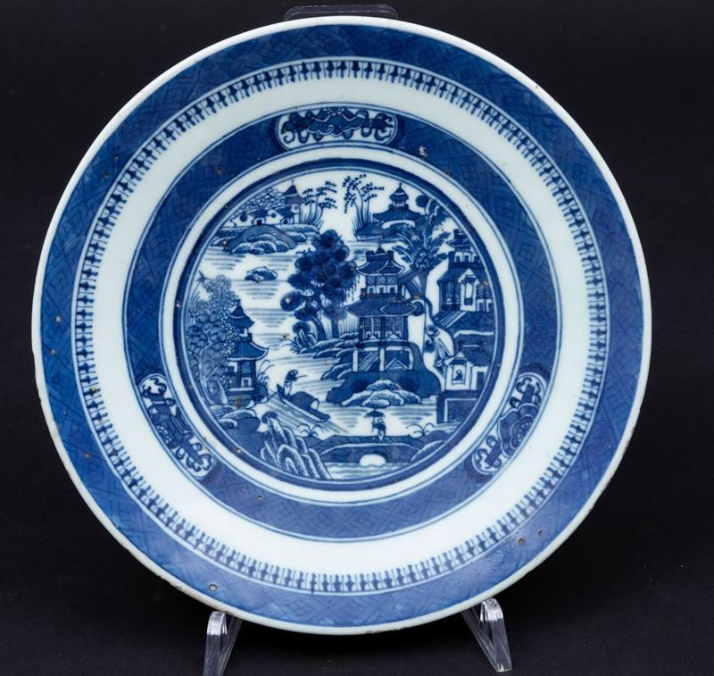 A porcelain plate, China, Qing Dynasty  - Auction Chinese Works of Art - Cambi Casa d'Aste