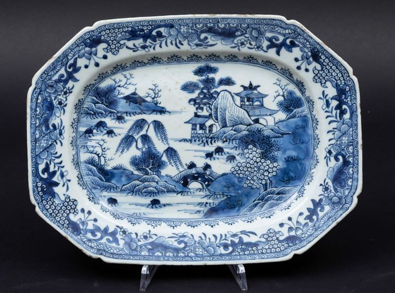Piatto ottagonale in porcellana bianca e blu con raffigurazioni di paesaggi con pagode, Cina, Dinastia Qing, epoca Jiaqing (1796-1820)  - Asta Chinese Works of Art - Cambi Casa d'Aste