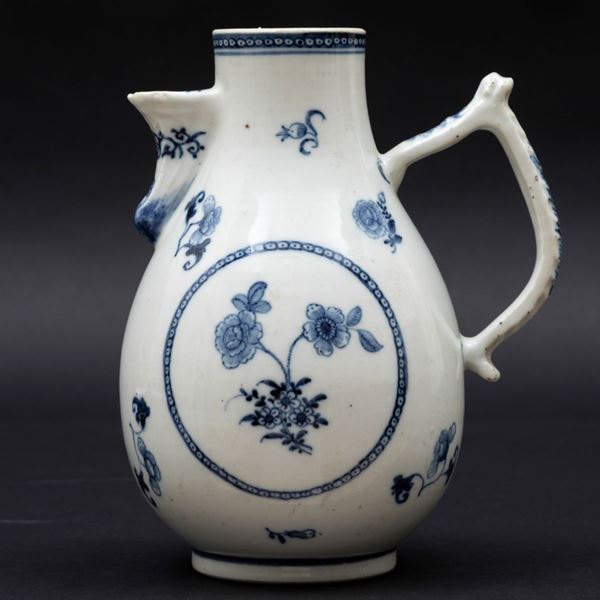 Brocca in porcellana bianca e blu con motivi floreali, Cina, Dinastia Qing, epoca Qianlong (1736-1796)