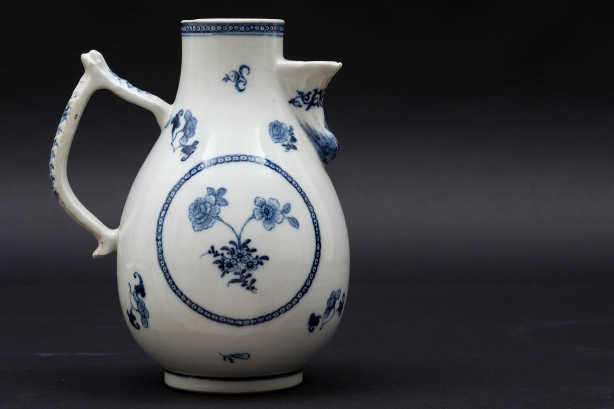 Brocca in Porcellana Bianca e Blu con Motivi Floreali, Cina, Dinastia Qing, Epoca Qianlong (1736-...