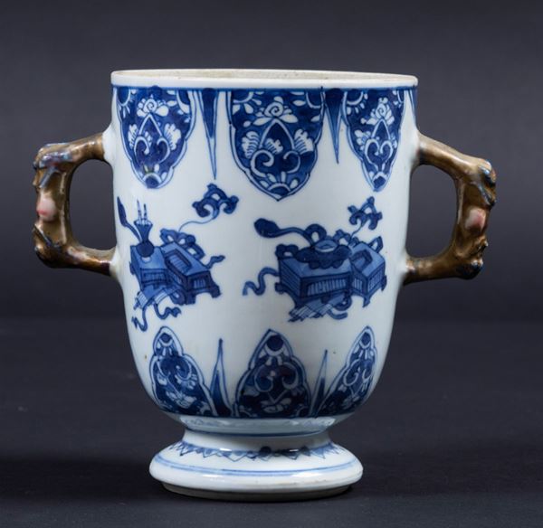 Coppa in porcellana bianca e blu con manici e decori naturalistici, Cina, Dinastia Qing, epoca Kangxi (1662-1722)