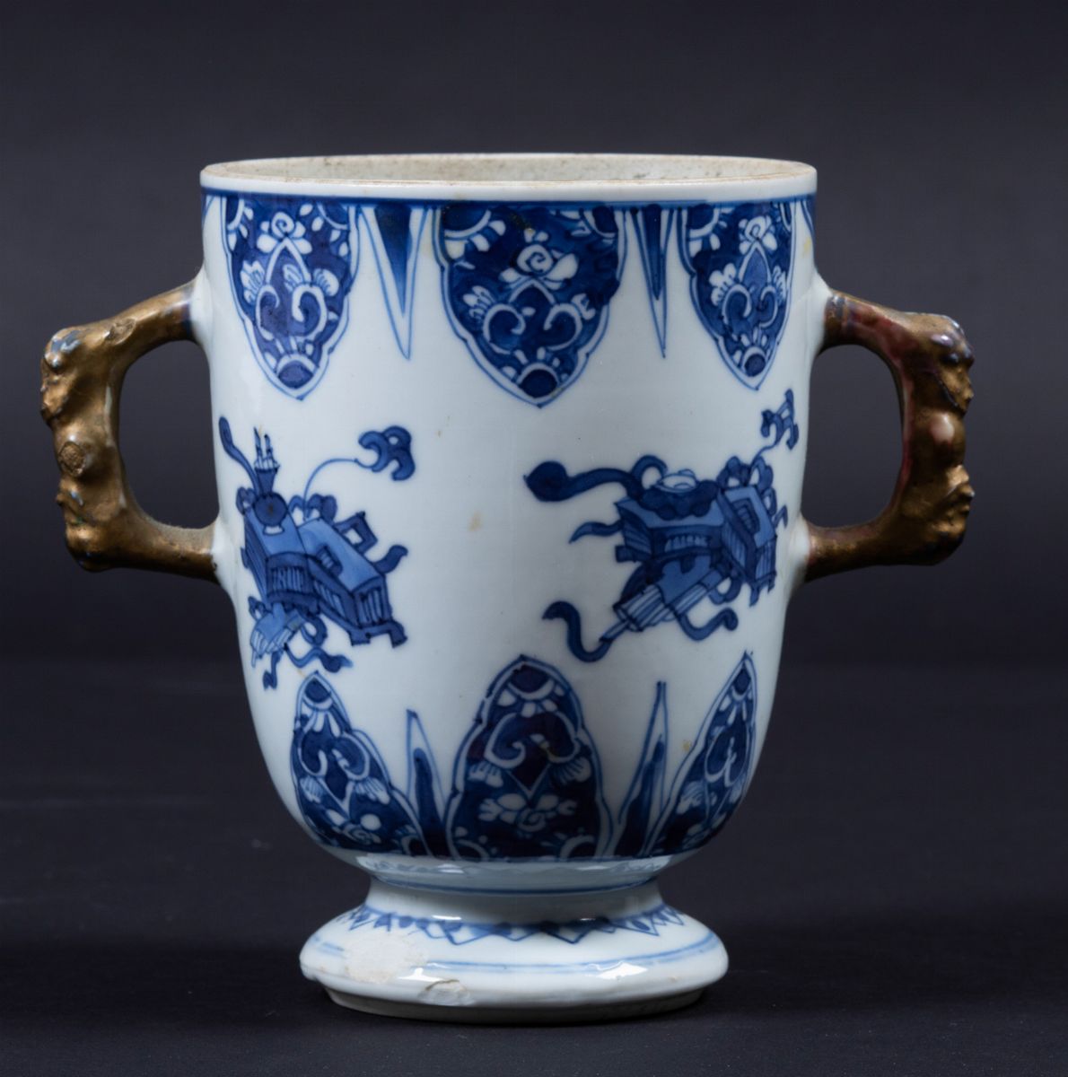 Coppa in Porcellana Bianca e Blu con Manici e Decori Naturalistici, Cina, Dinastia Qing, Epoca Ka...
