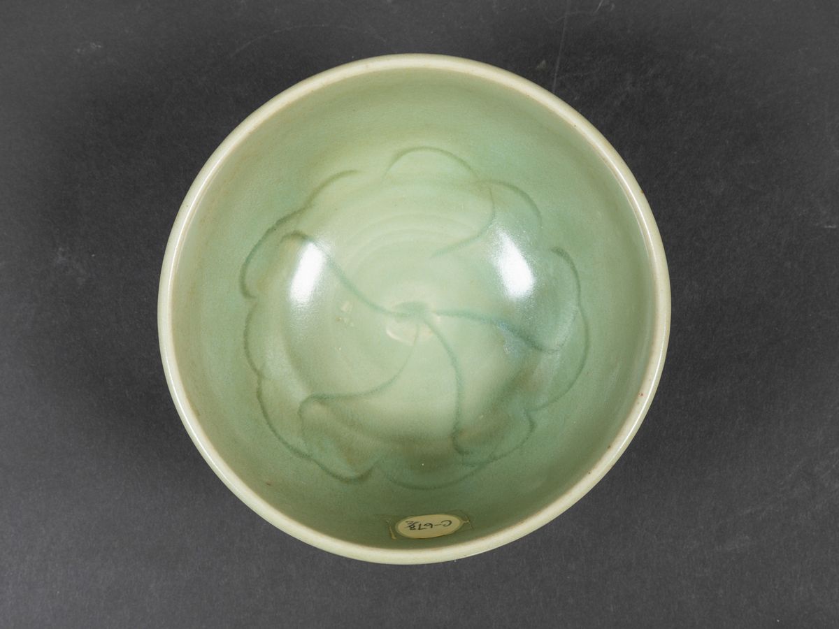 Ciotola in Porcellana Longquan Celadon con Decoro Inciso, Cina, Dinastia Ming, XV Secolo