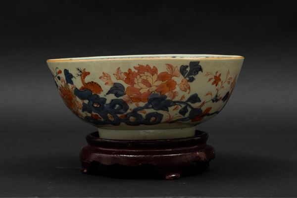 Ciotola in porcellana Imari con decoro naturalistico, Cina, Dinastia Qing, epoca Qianlong (1736-1796)
