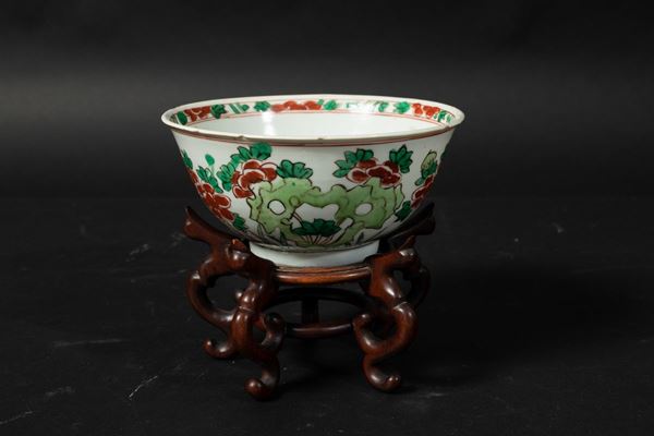 Coppa in porcellana Wucai con decoro naturalistico, Cina, Dinastia Qing, epoca Kangxi (1662-1722)