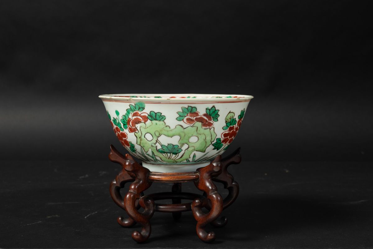 Vaso Globulare in Porcellana Wucai con Decoro Naturalistico, Cina, Dinastia Qing, Epoca Kangxi (1...