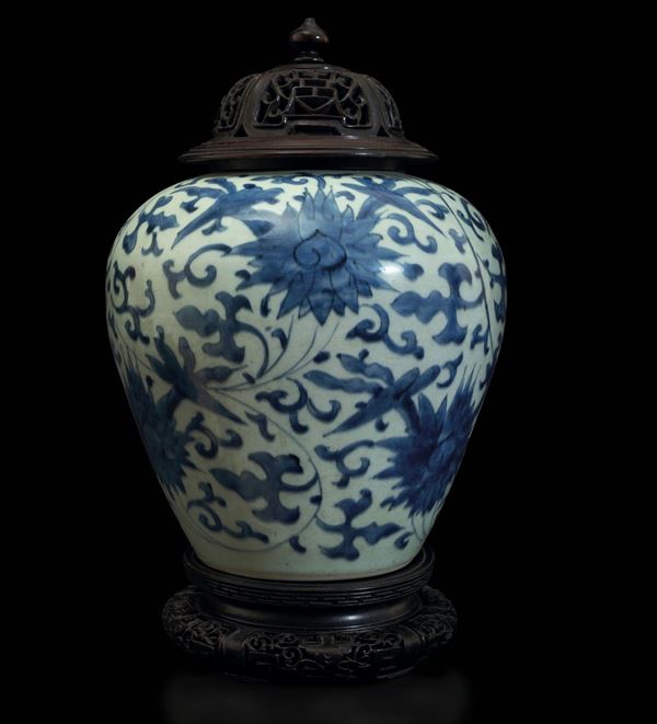 Potiche in porcellana bianca e blu con coperchio in legno con decoro floreale, Cina, Dinastia Qing,  [..]