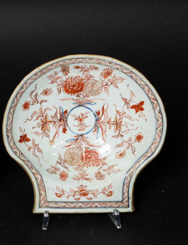 Piccolo piatto a foggia di conchiglia in porcellana Imari con decori floreali, Cina, Dinastia Qing, epoca Kangxi (1662-1722)