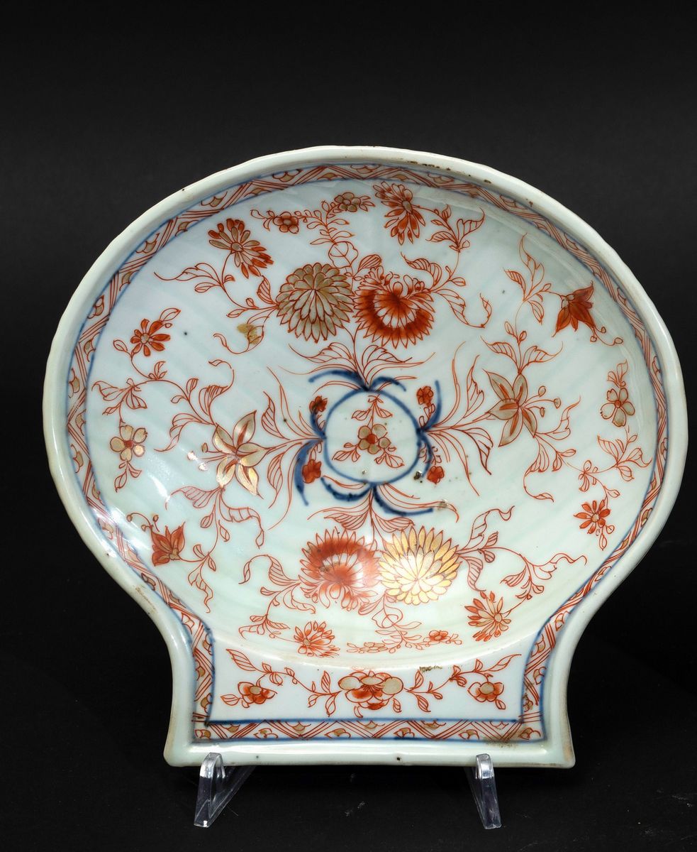 Piccolo Piatto a Foggia di Conchiglia in Porcellana Imari con Decori Floreali, Cina, Dinastia Qin...