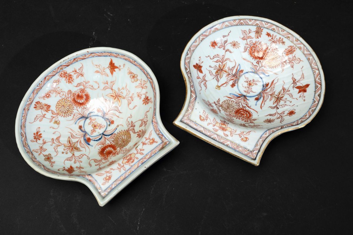 Piccolo Piatto a Foggia di Conchiglia in Porcellana Imari con Decori Floreali, Cina, Dinastia Qin...