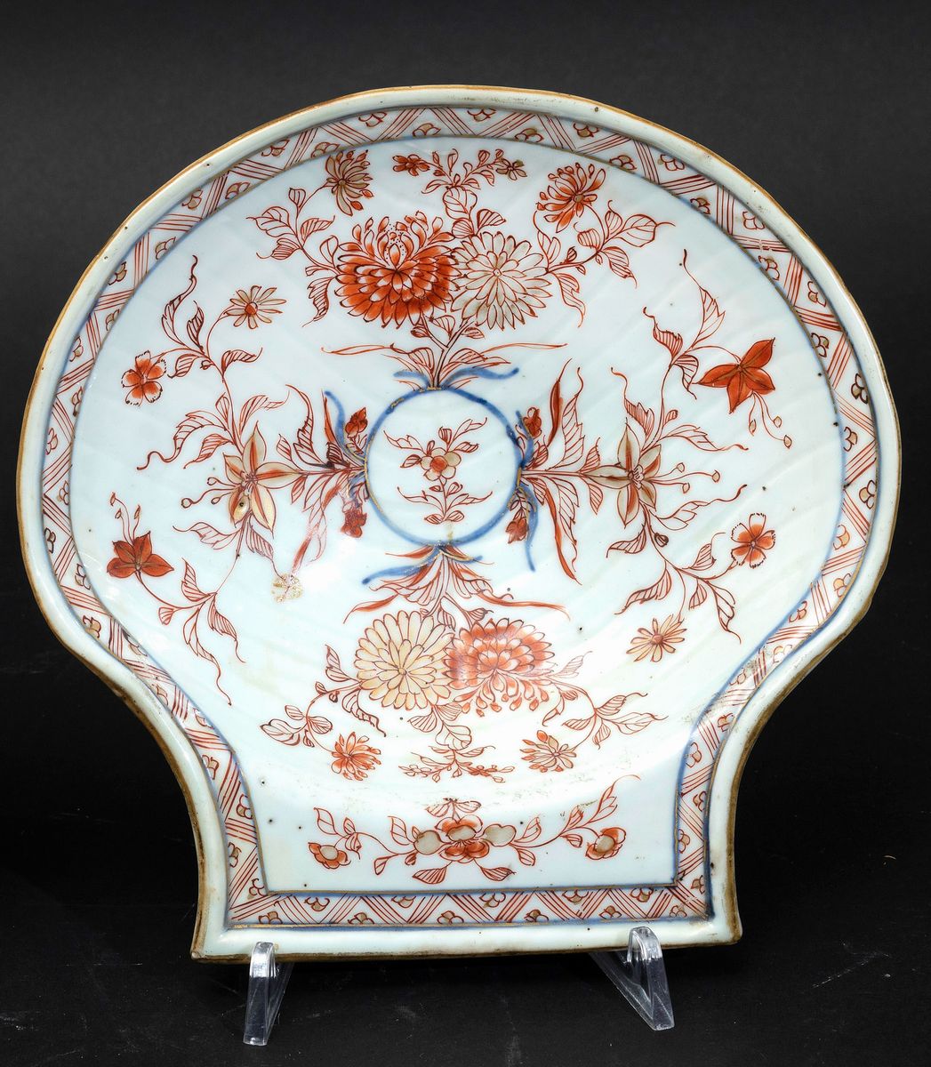 Piccolo Piatto a Foggia di Conchiglia in Porcellana Imari con Decori Floreali, Cina, Dinastia Qin...