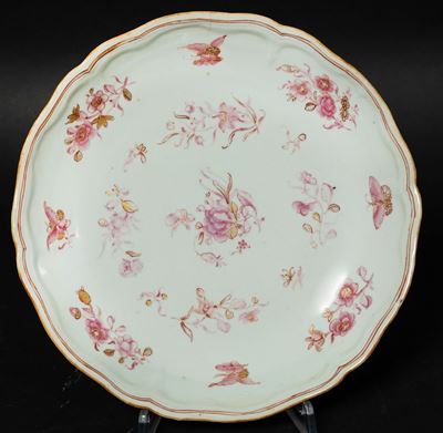 Piatto in Porcellana Famiglia Rosa con Decori Floreali e Lumeggiature in Oro, Cina, Dinastia Qing...