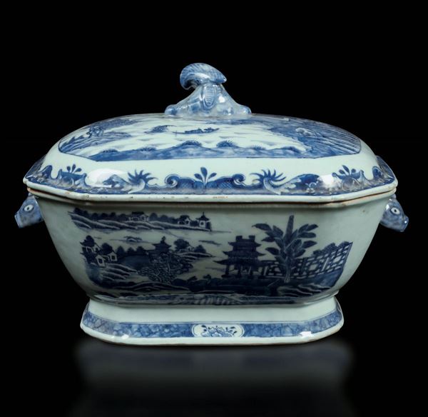 Zuppiera con coperchio in porcellana bianca e blu con scena naturalistica e piccole anse a foggia di testa di cerbiatto, Cina, Dinastia Qing, epoca Qianlong (1736-1796)