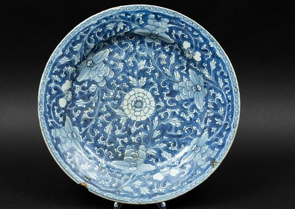 Coppia di piatti in porcellana bianca e blu con decori floreali, Cina, Dinastia Qing, epoca Kangxi (1662-1722)
