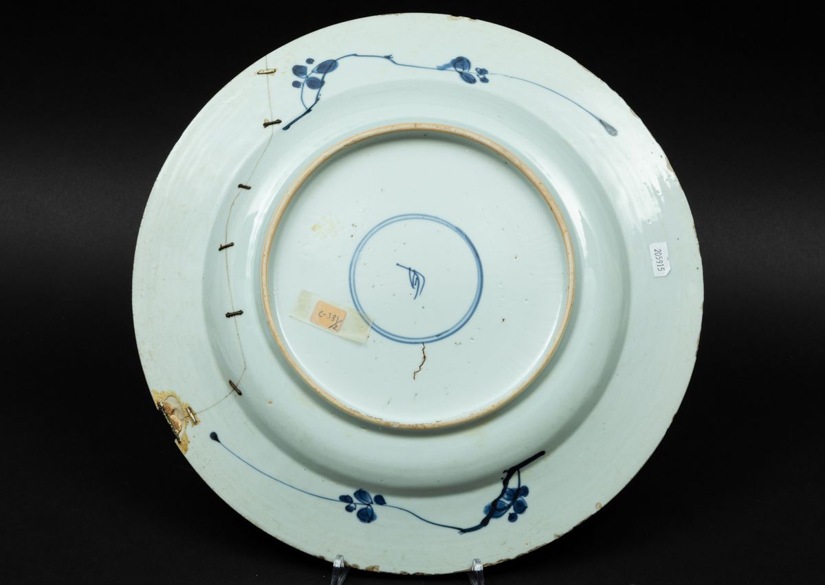 Coppia di Piatti in Porcellana Bianca e Blu con Decori Floreali, Cina, Dinastia Qing, Epoca Kangx...