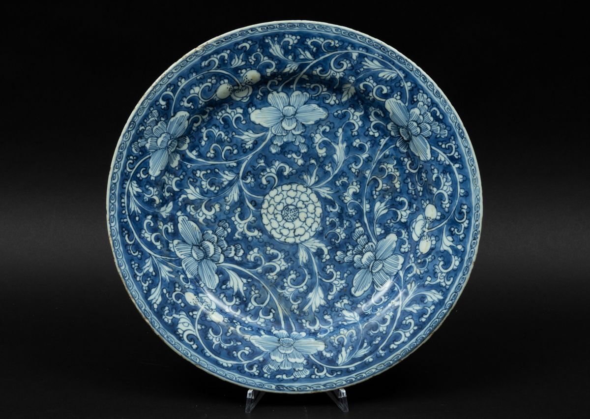 Coppia di Piatti in Porcellana Bianca e Blu con Decori Floreali, Cina, Dinastia Qing, Epoca Kangx...