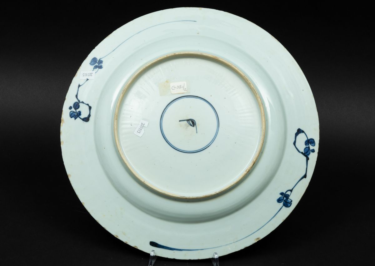 Coppia di Piatti in Porcellana Bianca e Blu con Decori Floreali, Cina, Dinastia Qing, Epoca Kangx...