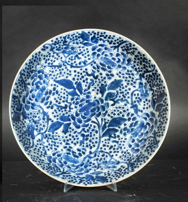 Grande piatto in porcellana bianca e blu con decori floreali, Cina, Dinastia Qing, epoca Kangxi (1662-1722)