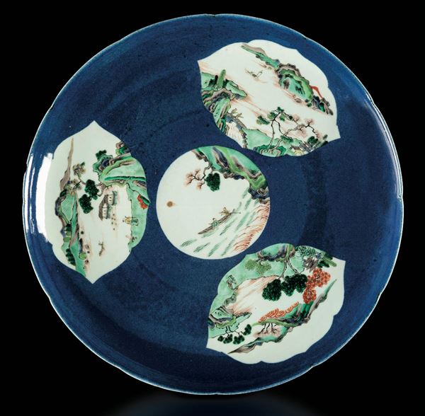 Grande piatto in porcellana con scene naturalistiche entro riserve su fondo blu poudrÃ¨, Cina, Dinastia Qing, epoca Kangxi (1662-1722)