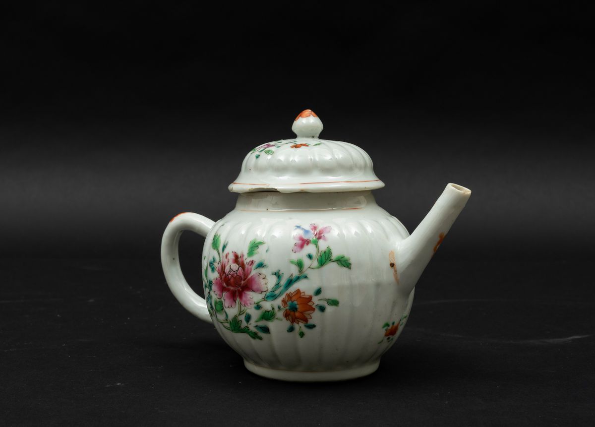 Teiera in Porcellana Famiglia Rosa con Peonie in Fiore, Cina, Dinastia Qing, Epoca Qianlong (1736...