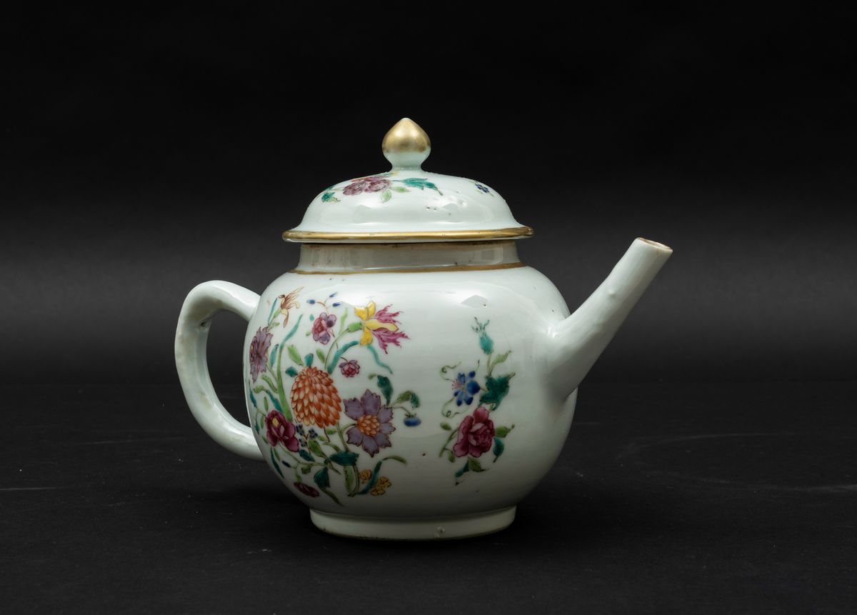 Teiera in Porcellana Famiglia Rosa con Decori Floreali, Cina, Dinastia Qing, Epoca Qianlong (1736...