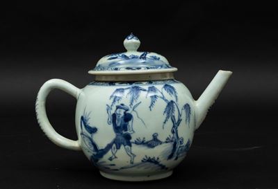 Teiera in Porcellana Bianca e Blu con Personaggio Entro Paesaggio, Cina, Dinastia Qing, Epoca Qia...
