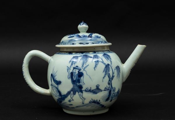 Teiera in porcellana bianca e blu con personaggio entro paesaggio, Cina, Dinastia Qing, epoca Qianlong (1736-1796)