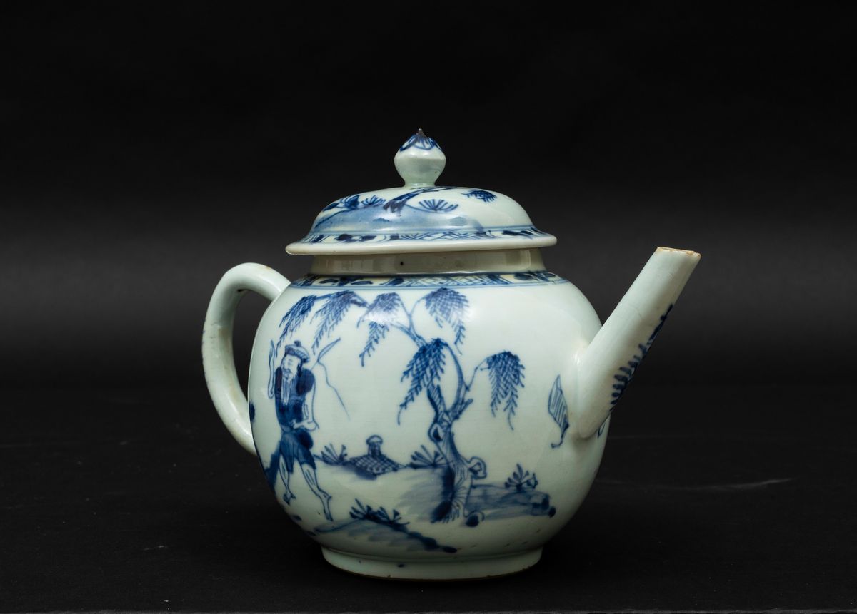 Teiera in Porcellana Bianca e Blu con Personaggio Entro Paesaggio, Cina, Dinastia Qing, Epoca Qia...