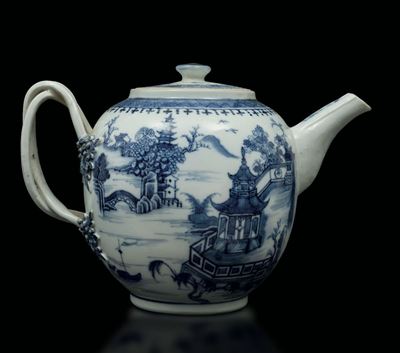 Teiera in Porcellana Bianca e Blu Raffigurante Paesaggio con Pagode, Cina, Dinastia Qing, Epoca Q...