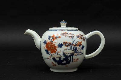 Teiera in Porcellana Imari con Paesaggio e Decori a Soggetto Naturalistico, Cina, Dinastia Qing, ...