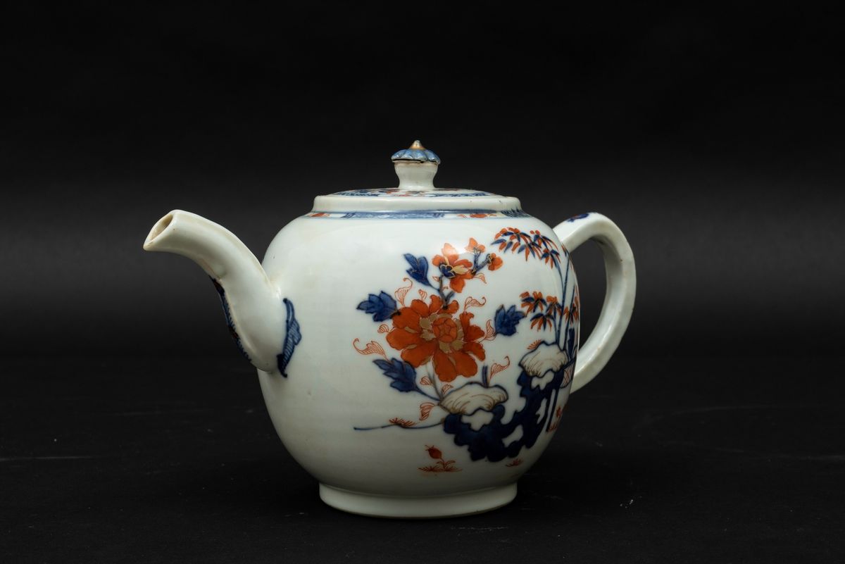 Teiera in Porcellana Imari con Paesaggio e Decori a Soggetto Naturalistico, Cina, Dinastia Qing, ...