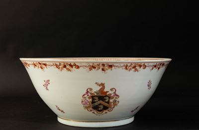 Grande Ciotola in Porcellana a Smalti Policromi con Decori Araldici, Cina, XIX-XX Secolo