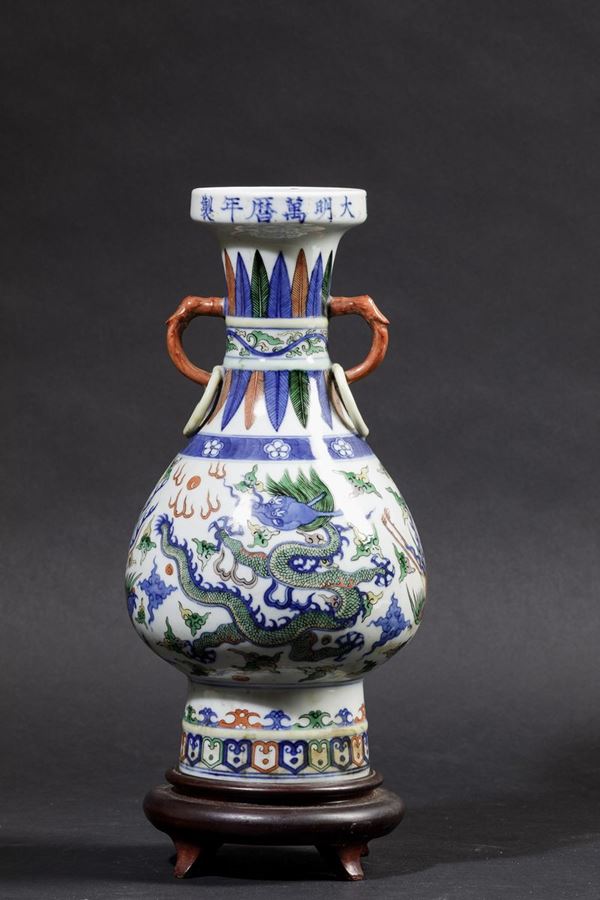 Vaso in porcellana a smalti policromi con decoro di draghi e fenici tra le nuvole e anse ad anello, Cina, Dinastia Qing, XIX secolo