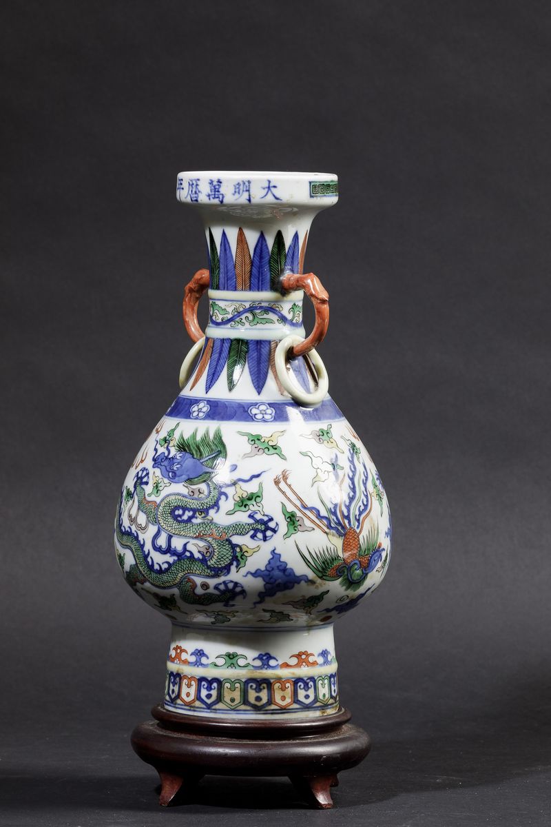 Vaso in Porcellana a Smalti Policromi con Decoro di Draghi e Fenici tra le Nuvole e Anse Ad Anell...