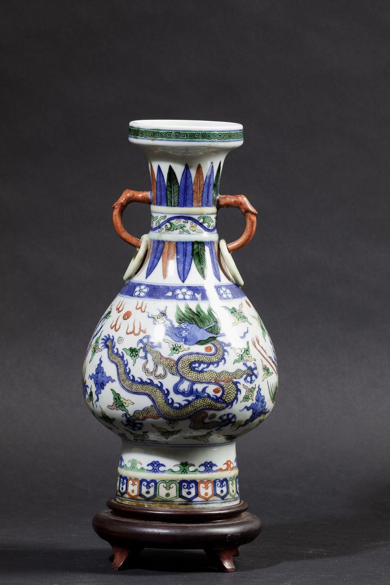 Vaso in Porcellana a Smalti Policromi con Decoro di Draghi e Fenici tra le Nuvole e Anse Ad Anell...