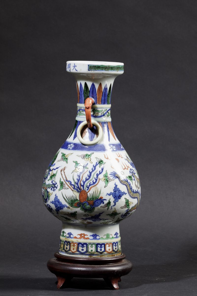 Vaso in Porcellana a Smalti Policromi con Decoro di Draghi e Fenici tra le Nuvole e Anse Ad Anell...