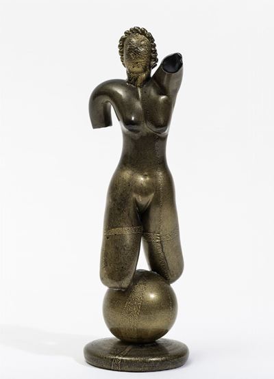 Napoleone Martinuzzi, Figura di donna su sfera, vetro di Murano decorato in foglia d’oro