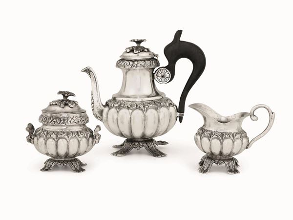 Servizio da tè in argento fuso, sbalzato e cesellato. Napoli XIX-XX secolo
